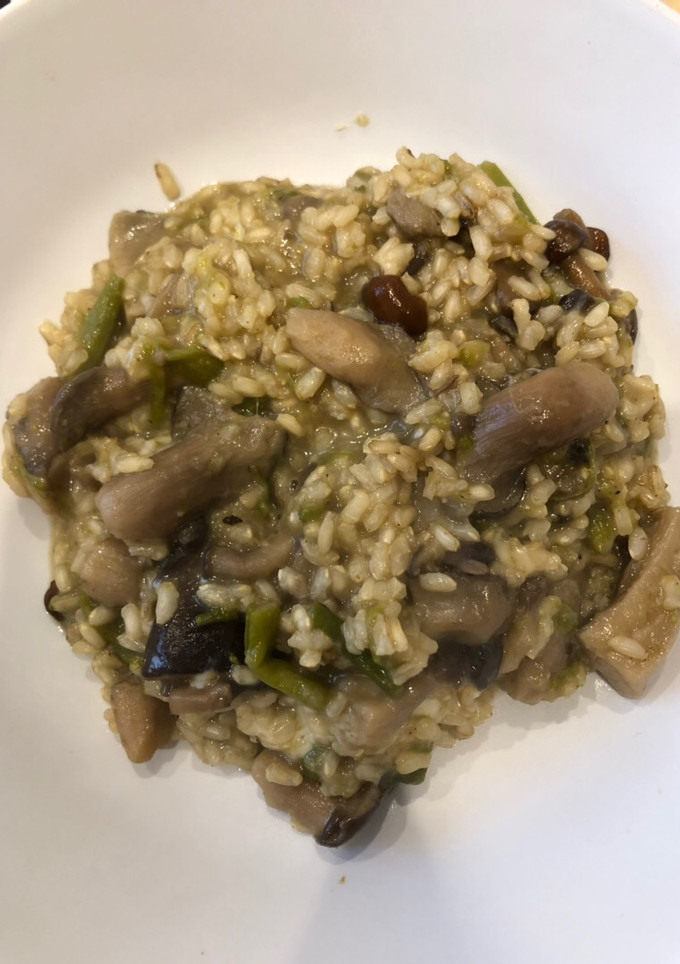 Una foto de Risotto de setas y espárragos