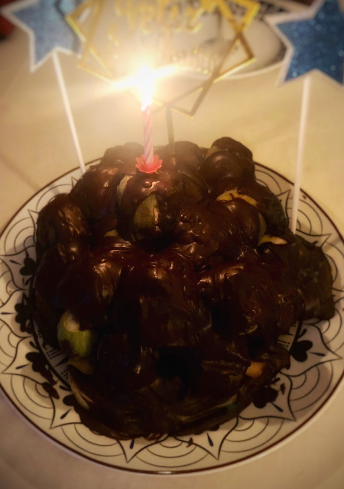 Una foto de Tarta cumpleañera de higos y chocolate
