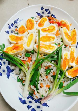 Hình của món Cơm rang trứng cuộn.