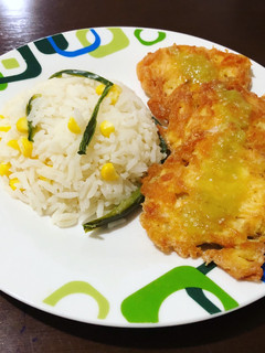 Una foto de Tortitas de pollo con salsa verde