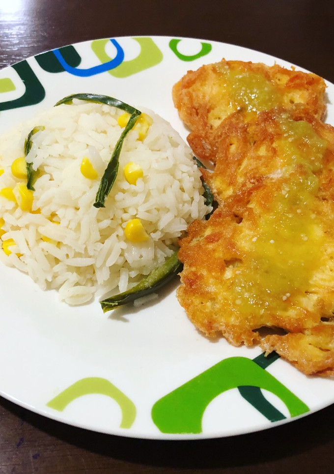 Una foto de Tortitas de pollo con salsa verde