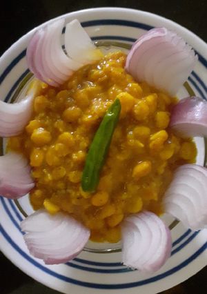 A picture of Chana dal & Moong dal mix.