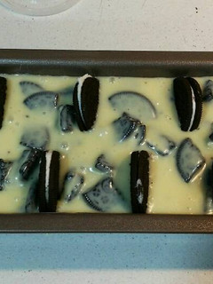 Una foto de Tarta de chocolate blanco y galletas oreo