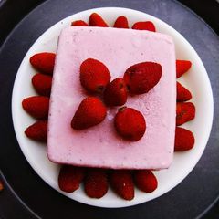 A picture of Strawberry Mint Icecream.