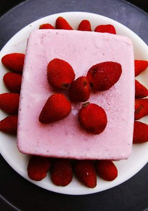 A picture of Strawberry Mint Icecream.