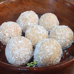 A picture of Jaggery coconut ladoo.