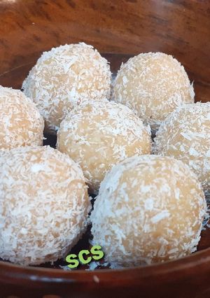 A picture of Jaggery coconut ladoo.
