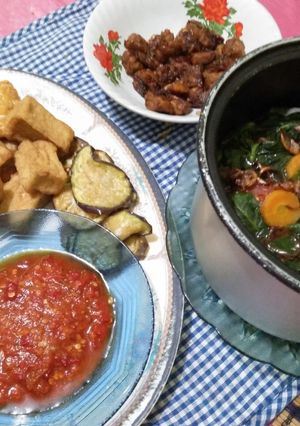 Foto resep Sayur bayam, tempe-tahu-terong goreng, tempe kecap dan sambal tomat. (Hidangan berbuka simpel 1)