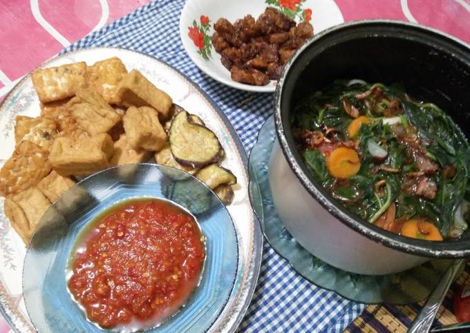 Sayur bayam, tempe-tahu-terong goreng, tempe kecap dan sambal tomat. (Hidangan berbuka simpel 1)