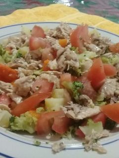 Una foto de Ensalada fresca de pollo y verduras
