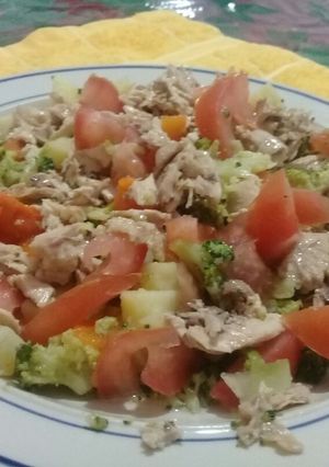 Una foto de Ensalada fresca de pollo y verduras
