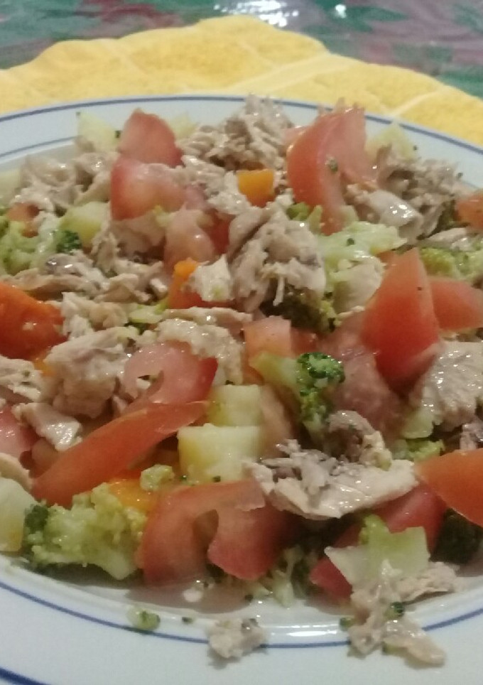 Una foto de Ensalada fresca de pollo y verduras