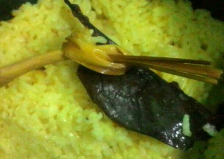 Bagaimana Menyiapkan Nasi kuning liwet Anti Gagal