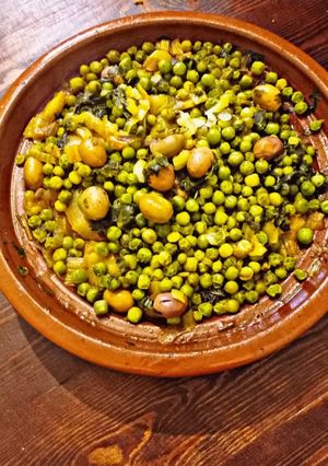Une photo de Tajine de viande de bœuf avec des pois-chiches et olives beldi