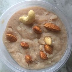 A picture of Suji besan flour halwa.