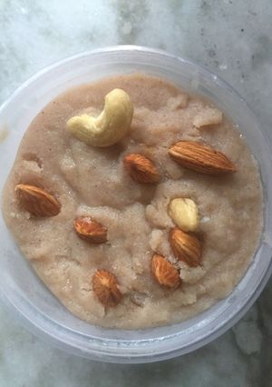 A picture of Suji besan flour halwa.