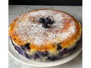 Una foto di yogurt alla vaniglia e mirtilli