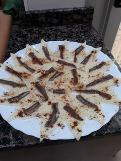 Una foto de Aperitivo de queso con anchoas y pimentón picante