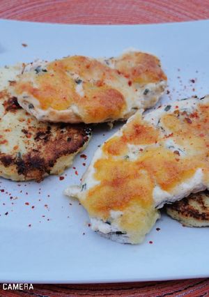 Zöldfűszeres tejföl kabátban sült sertés karaj mozzarellával recept fotója