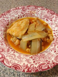 Una foto de Garbanzos con acelgas y colas de merluza