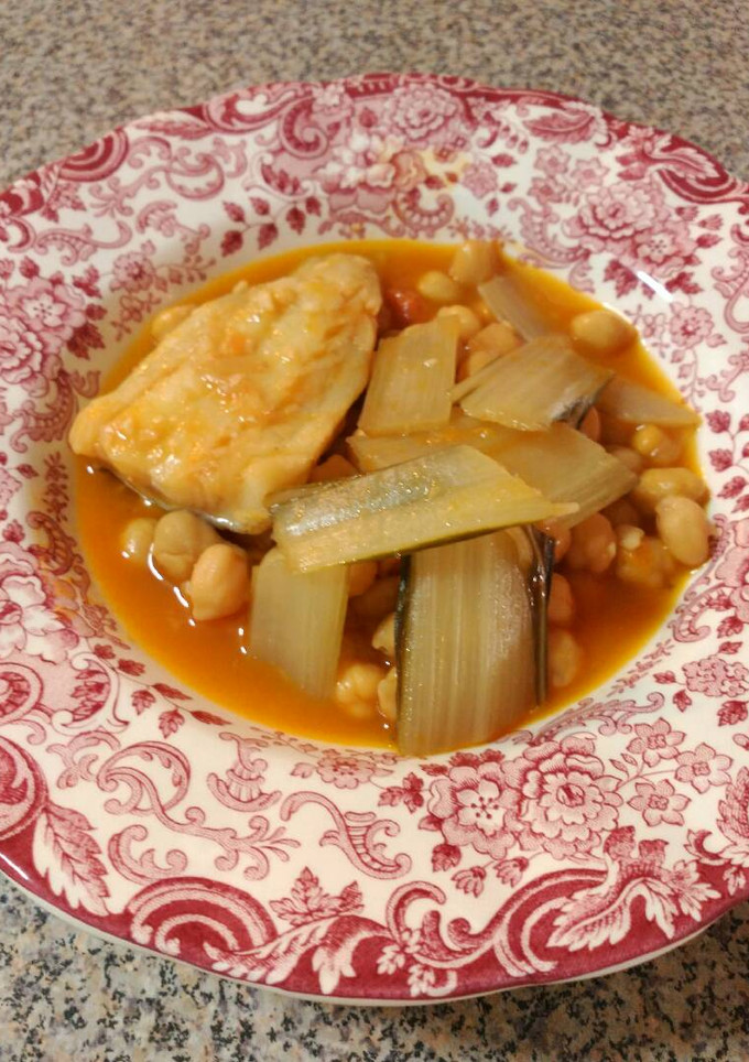Una foto de Garbanzos con acelgas y colas de merluza