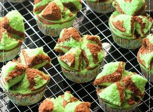 Foto resep Bolu Kukus Pandan Cokelat Mekar Semua - Asian Steamed Cake