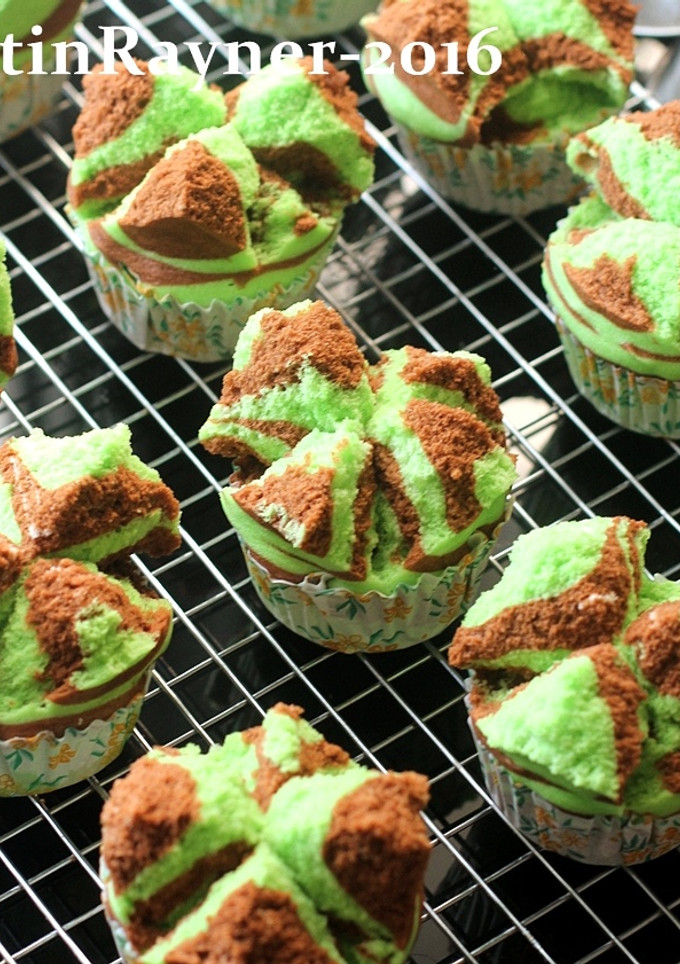 Foto resep Bolu Kukus Pandan Cokelat Mekar Semua - Asian Steamed Cake