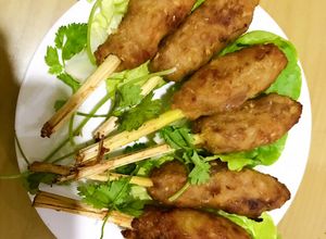 Hình của món Nem lụi/ Chạo heo bọc sả.