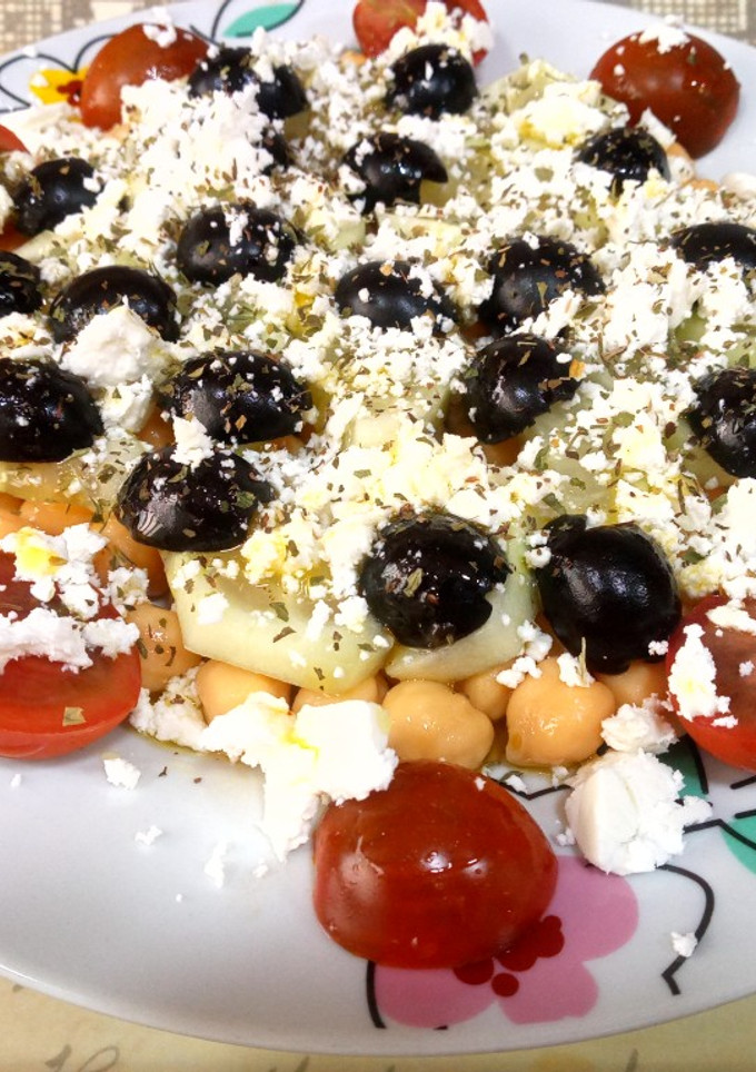 Una foto de Ensalada de garbanzos estilo griego