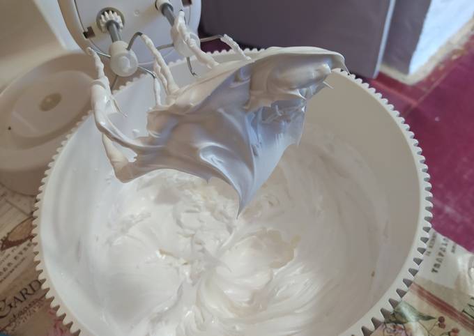 Белково-масляный крем с белым шоколадом для украшения и выравнивания торта