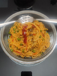 मसाला वेज़ नूडल्स (Masala veg noodles recipe in Hindi) रेसिपी मुख्य फोटो