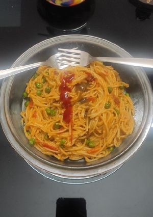 मसाला वेज़ नूडल्स (Masala veg noodles recipe in Hindi) रेसिपी मुख्य फोटो