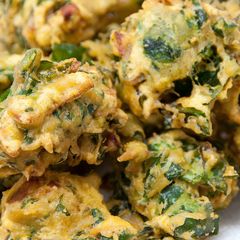 A picture of Palak pakodi at home.