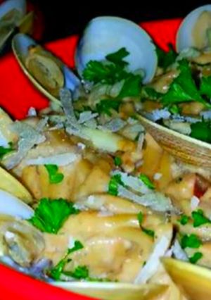 A picture of Mike's EZ Seafood Alfredo & Roasted Garlic Spread Dinner.