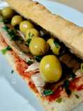 Bocadillo de ventresca de atún con anchoas