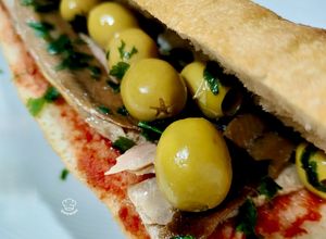 Una foto de Bocadillo de ventresca de atún con anchoas