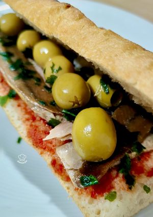 Foto principal de Bocadillo de ventresca de atún con anchoas