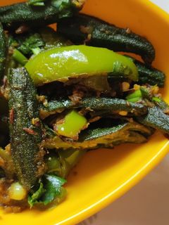 भिंडी कैप्सिकम मसाला (Bhindi capsicum masala recipe in Hindi) रेसिपी मुख्य फोटो