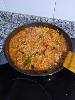 Una foto de Arroz con verduras y salchichas