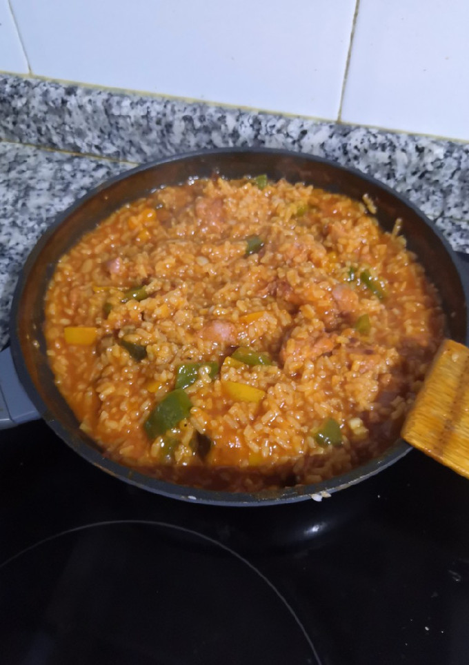 Una foto de Arroz con verduras y salchichas