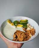 Brunch đơn giản: granola, bơ và các loại hạt