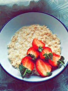 صورة لوصفة شوفان بالحليب 🍓🍶