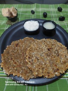 उपवासाचे थालीपीठ (Upvasache thalipeeth recipe in marathi) रेसिपी चे मुख्य फोटो 