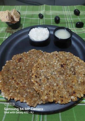 उपवासाचे थालीपीठ (Upvasache thalipeeth recipe in marathi) रेसिपी चे मुख्य फोटो 