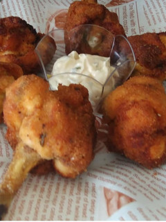Una foto de Chupachups de pollo con salsa tártara