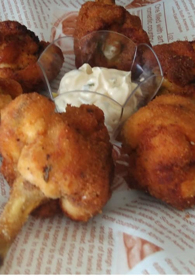 Una foto de Chupachups de pollo con salsa tártara