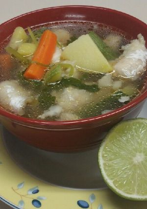 Una foto de Caldo de pescado y Camarón
