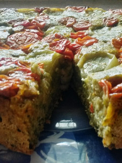 Una foto de Pan cubierto con tomates asados