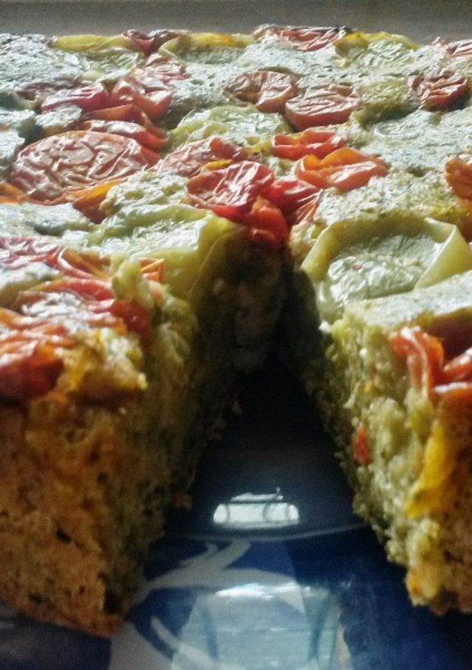 Una foto de Pan cubierto con tomates asados
