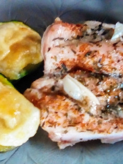 Una foto de Pechuga de pollo al horno 🎁 🐥y zapallitos rellenos